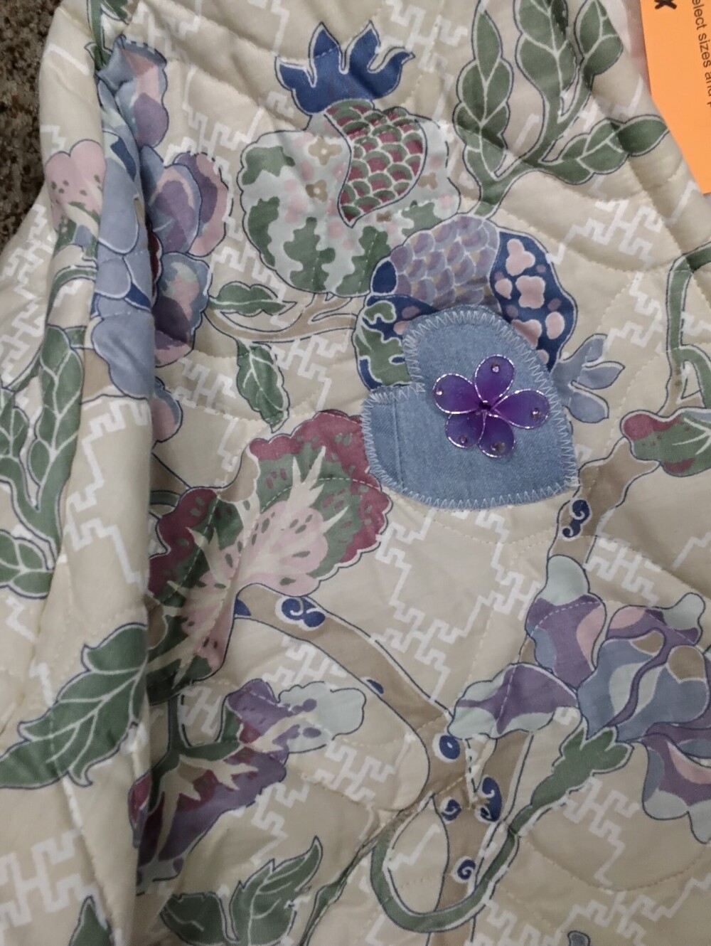 4031 Size XL/1X Quilted Floral Puff Jacket with Pastel Blooms And Apploque. - Picture 2 of 8